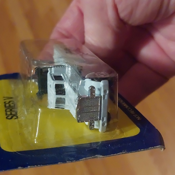 Vintage Series V die-cast toy vehicles - Picture 5 of 6